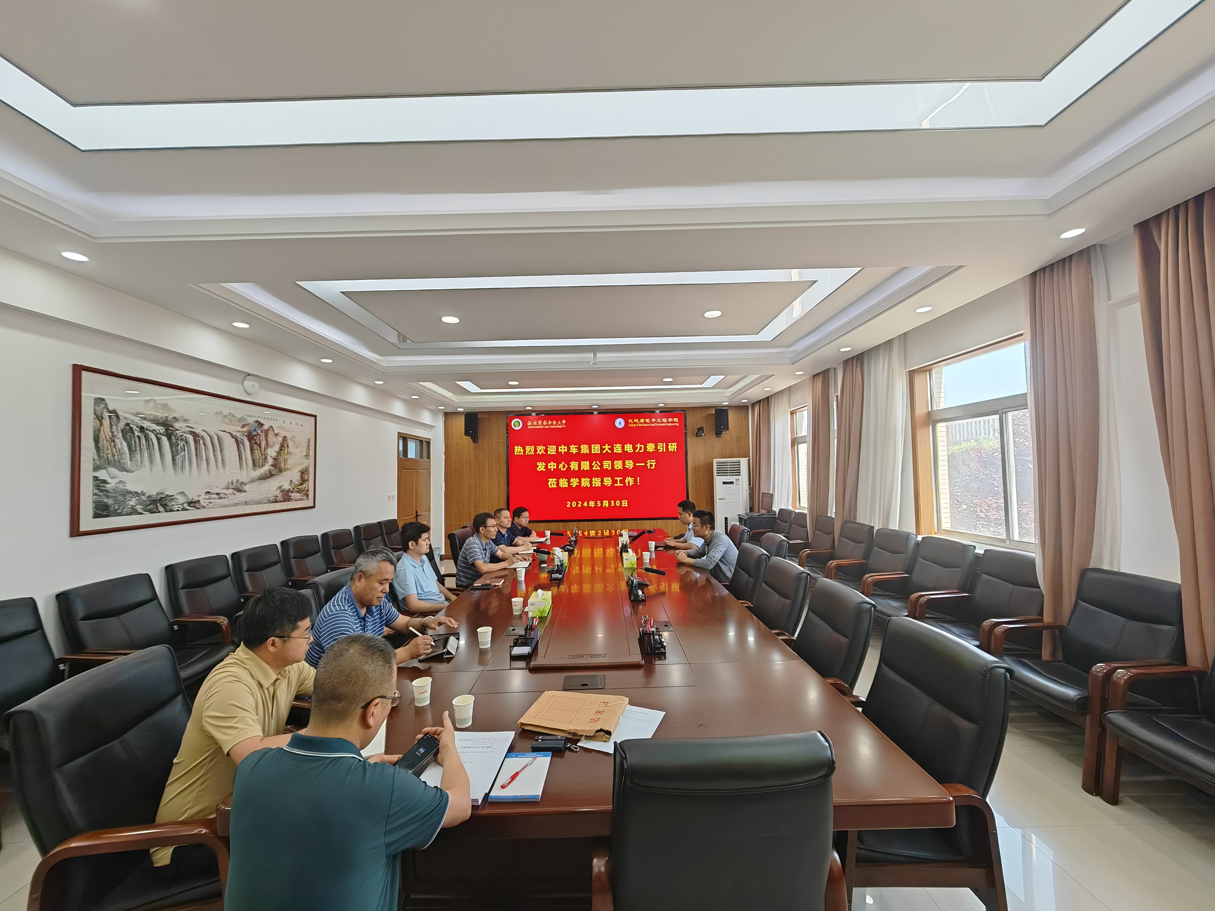 中车集团大连电力牵引研发中心有限公司张桂成副总经理来动漫狂
进行座谈并开展交流合作.jpg