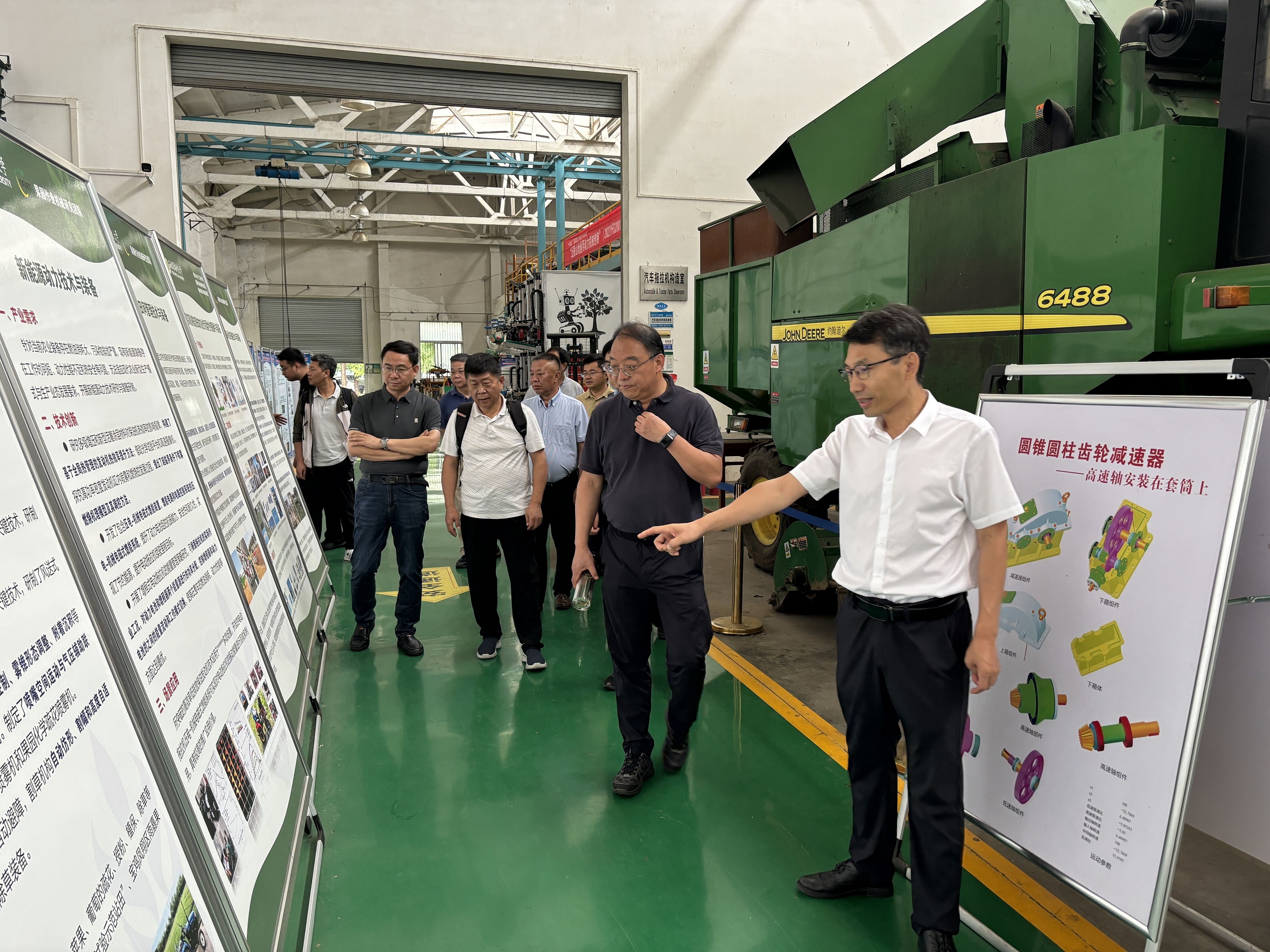 参观动漫狂
农机实验室.jpg