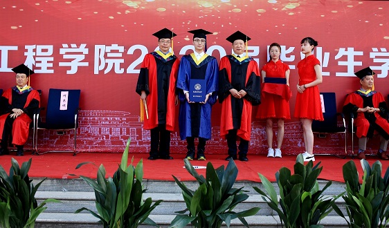 de33f5a2221141a8af4986d707fd151f.jpg 何东健.JPG