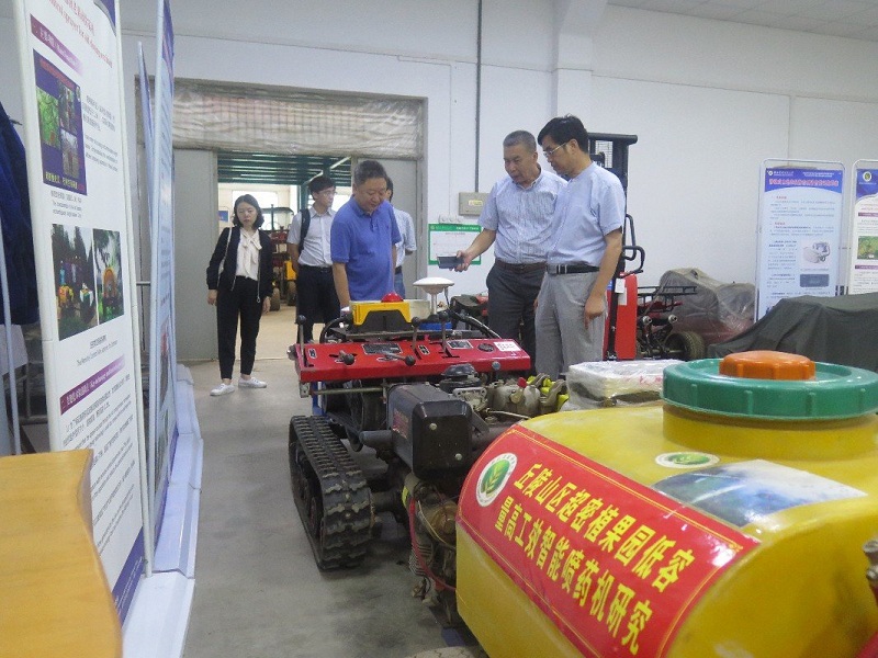 b67468e380a843aa94b8f9ce4b037650.jpeg 3长江学者赵万华教授一行考察郁闭型果园喷药机器人.jpeg