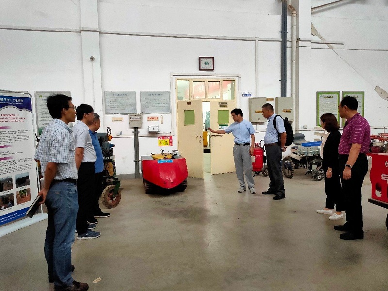 ec85b1b0ad554f07b0536f8ac2163021.jpeg 1长江学者赵万华教授一行考察小型山地无人拖拉机.jpeg