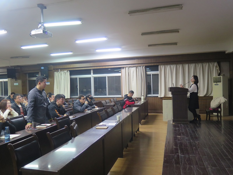 0b0f055443c8420ea8155bb5dbeca1ab.jpg 姜惠博士与在座同学互动交流.JPG