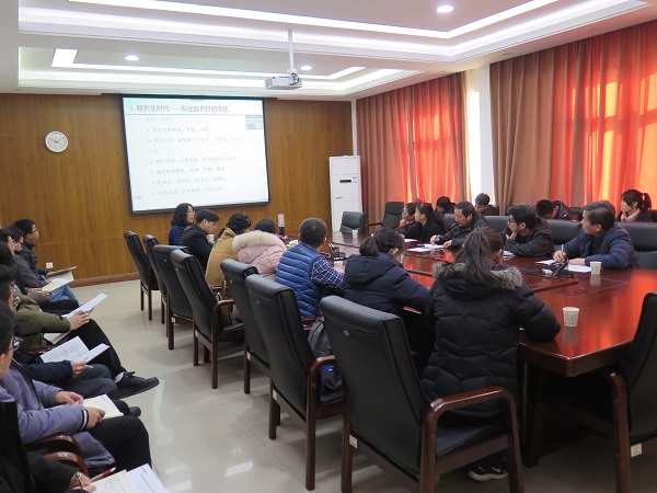 b492e3ed7dad439ca335655a9ab084f5.jpg 与会师生认真听取讲座.JPG