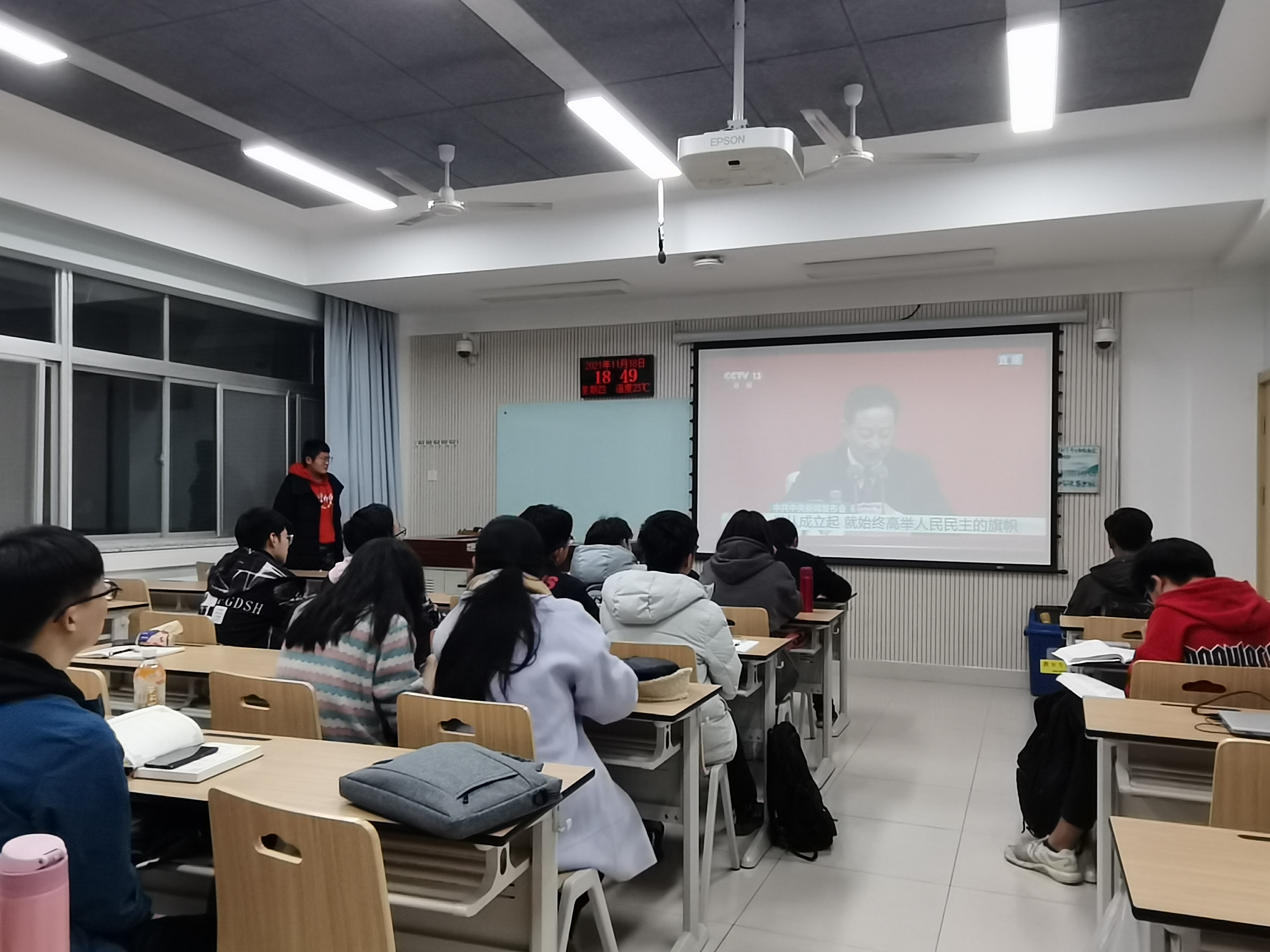 0e15010f7ff544e1918b09252267c68e.jpg 0e15010f7ff544e1918b09252267c68e.jpg