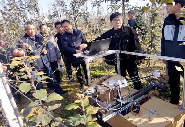 03ed2b24993f4dac9c63eec3e64dd3c9.jpg 果园现场观摩交流与展示2_副本.jpg