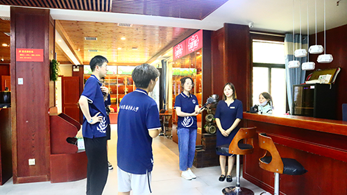 3ddb93f6f4e544c19a9acedfaa3b54b0.png 调研队员在安森曼酒庄的合影 (2).png